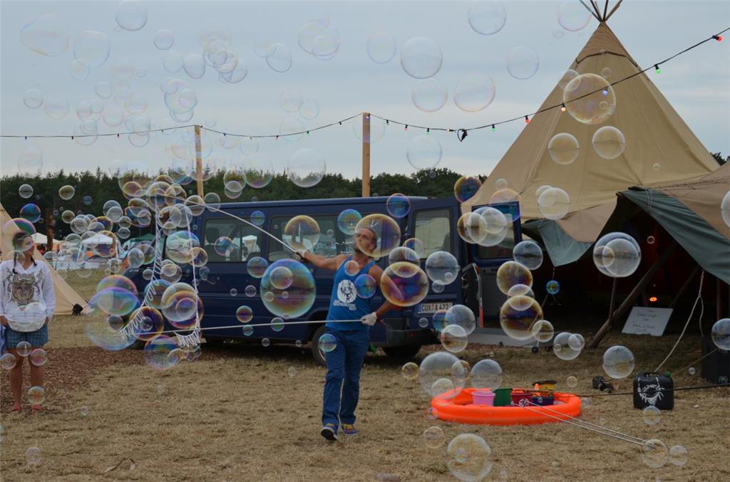 Soap-Bubble-Artist Elias lässt die Seifenblasen tanzen. Foto: Overschmidt