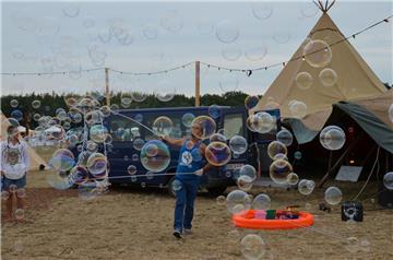 Soap-Bubble-Artist Elias lässt die Seifenblasen tanzen. Foto: Overschmidt