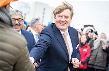 Sobald Willem-Alexander einen seiner Untertanen sah, reichte er die Hand. Und woran erkannt man die Niederländer? Die meisten trugen etwas Orangefarbenes.