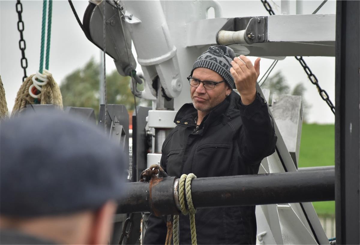Butjadingen: Krabbenfischer hofft auf neuartige Schälmaschine Söhnke Thaden, Butjenter Krabbenfischer in fünfter Generation, beim Anlegen im Kutterhafen Feddewardersiel.