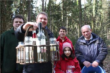 Sönke Hofmann, Ortsvorsteher Hannes Mahlstedt (SPD), Claudia Böttjer, Lea und Willy Husmann (von links) vermissen den Altglascontainer an der Straße Paschberg in Wulsbüttel. Der zweite Behälter am Campingplatz wird auch bald entfernt. Der Ort hat dann gar keinen mehr.
