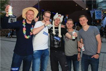 Sören, Patrick, Werner, Dominik und Till haben schon gute Laune und freuen sich auf die Party.