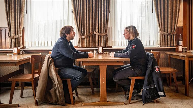 Neuer „Sörensen“-Krimi mit Bjarne Mädel Sörensen (Bjarne Mädel) und Jenny (Katrin Wichmann) in einer Szene des TV-Krimis „Sörensen fängt Feuer“.