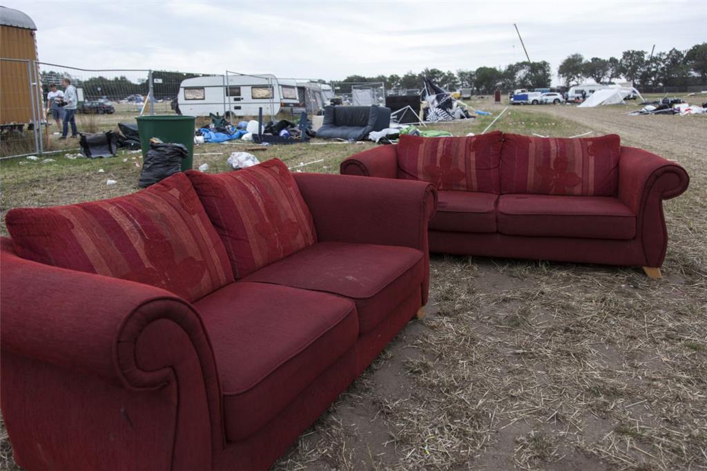 Sofas, die während dem Festival noch als bequeme Sitzgelegenheit gedient haben, ...