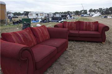 Sofas, die während dem Festival noch als bequeme Sitzgelegenheit gedient haben, ...