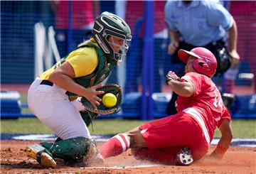 Softball-Action: Die Japanerin Minori Naito rutscht in die Home Base, Taylah Tsitsikronis fängt allerdings den Ball für Australien.