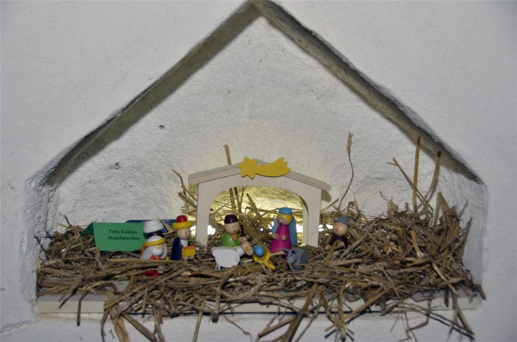 Sogar die Mauernischen in der Kirche werden in die Krippenkunst einbezogen. Foto...