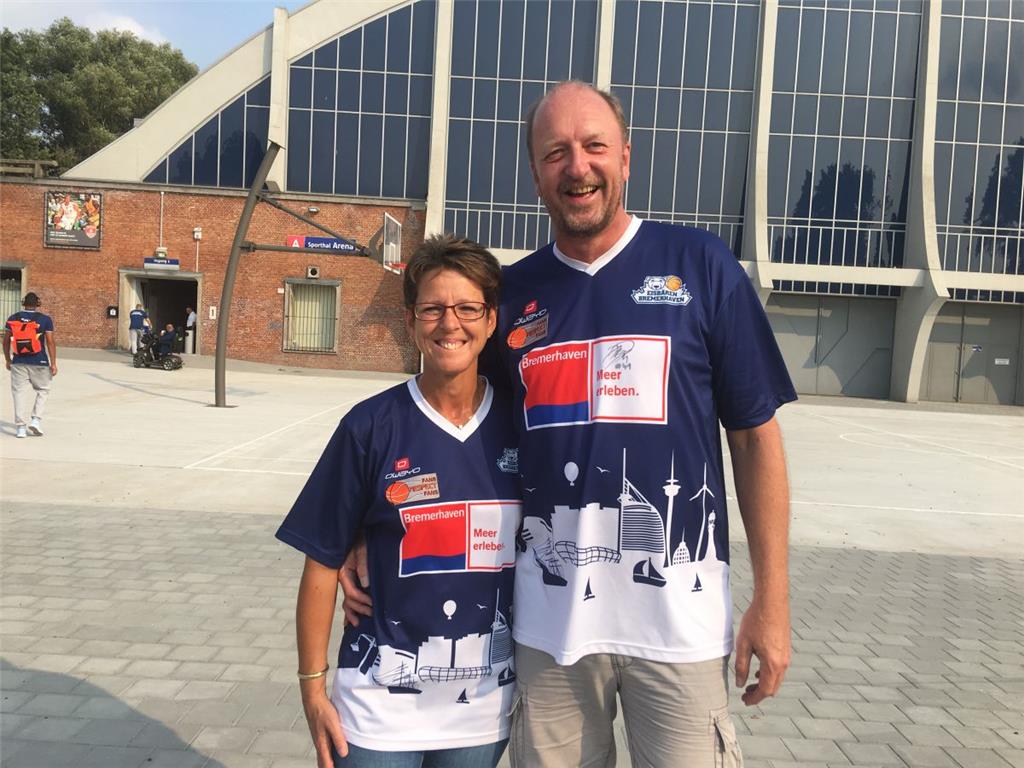 Sogar Fans haben die Eisbären nach Antwerpen begleitet. Wir sehen Yvonne und Uwe...