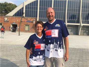 Sogar Fans haben die Eisbären nach Antwerpen begleitet. Wir sehen Yvonne und Uwe...