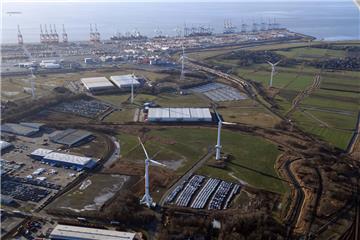 Sogar in den Gewerbegebieten Speckenbüttel und Weddewarden muss die BLG zurzeit Autos in Bremerhaven deponieren.