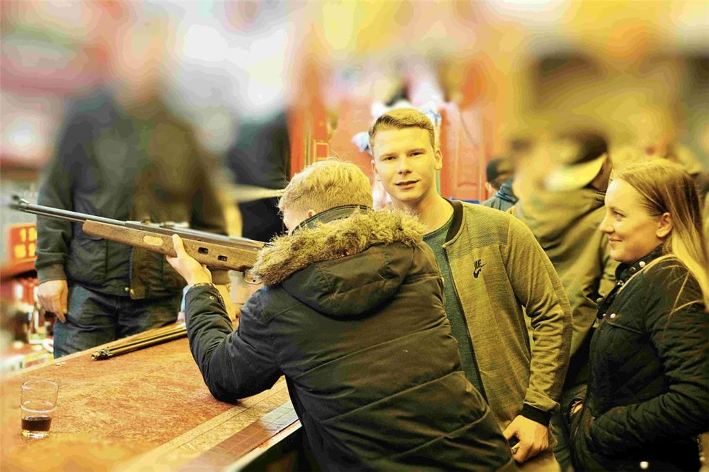 Sogar zwei Schießbuden gab es beim Markttrubel in Neuenwalde. Foto: Stehn