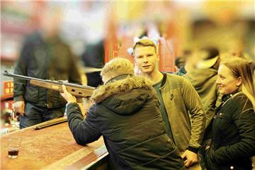 Sogar zwei Schießbuden gab es beim Markttrubel in Neuenwalde. Foto: Stehn