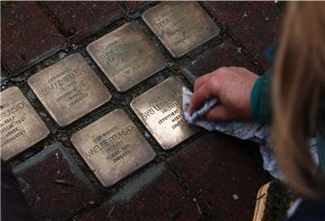 Sogenannte Stolpersteine erinnern in Beverstedt an die jüdischen Mitbürger, die teilweise von den Nazis ermordet wurden. Ehrenamtliche kümmern sich regelmäßig um die Pflege der Steine.