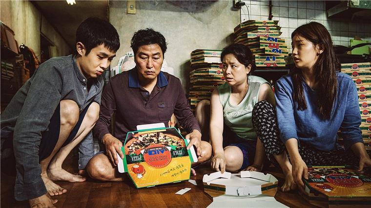 Die südkoreanische Satire „Parasite“ im RBB Sohn Ki Woo (l-r, Choi Woo-shik) mit Vater Ki Taek (Song Kang-ho), Mutter Chung Sook (Chang Hyae-jin) und Schwester Ki Jung (Park So-dam) in einer Szene aus „Parasite“.