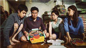 Sohn Ki Woo (l-r, Choi Woo-shik) mit Vater Ki Taek (Song Kang-ho), Mutter Chung Sook (Chang Hyae-jin) und Schwester Ki Jung (Park So-dam) in einer Szene aus „Parasite“.