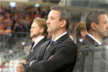 Solange er verletzt war, half Pinguins-Kapitän Mike Moore (links) seinem Trainer Thomas Popiesch als Motivator auf der Bank.