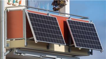 Solarmodule für ein sogenanntes Balkonkraftwerk hängen an einem Balkon.