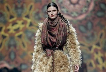 Ein Model läuft bei der Mercedes-Benz Fashion Week.
