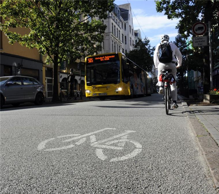 Piktogramme weisen Radfahrern den Weg Solche Piktogramme wie in der "Alten Bürger" sollen für Sicherheit für Radfahrer sorgen.