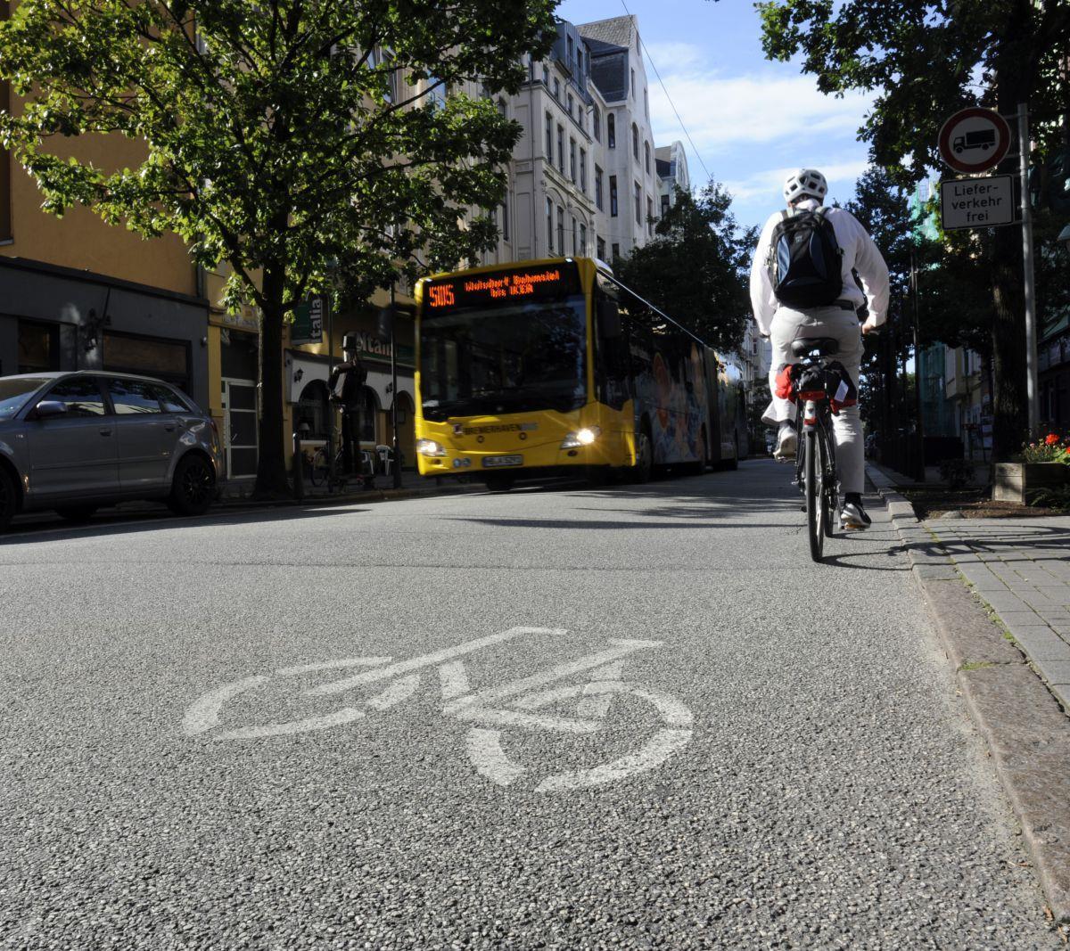 Solche Piktogramme wie in der "Alten Bürger" sollen für Sicherheit für Radfahrer sorgen.