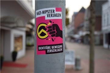 Solche und andere Aufkleber mit linken Inhalten finden sich jetzt in der Nordenhamer City.