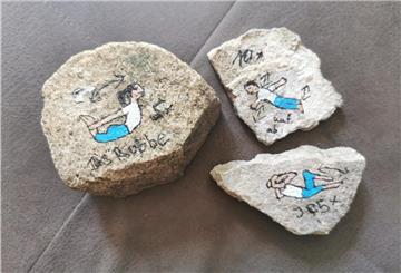 Solche und weitere Steine mit Bewegungsanleitungen werden versteckt. Kinder, die sie finden, sollen zu mehr Bewegung animiert werden. Foto: privat