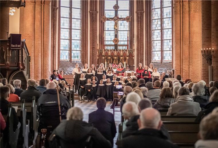 Solchen Momenten fiebern auch in Bremerhaven viele Kirchenbesucher entgegen: Beim Chorkonzert mit der Kinder- und Jugendkantorei von Eva Schad in der Christuskirche im März 2020 war das Singen noch erlaubt.