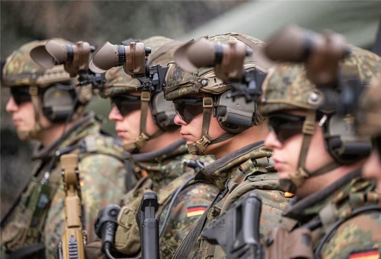 Vier Soldaten mit Helmen und Schutzbrillen stehen nebeneinander in einer Reihe. Deutschland könnte noch in diesem Jahr zur Wehrpflicht zurückkehren.