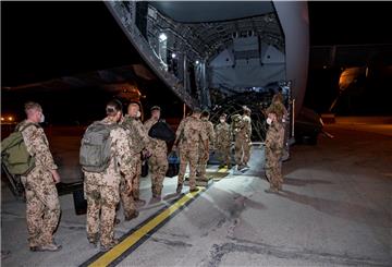 Soldaten der Bundeswehr steigen in ein Transportflugzeug der Luftwaffe und beenden ihren Afghanistan-Einsatz.