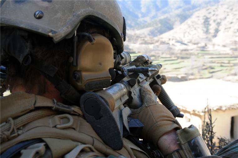 Soldaten einer US-Spezialeinheit  haben bei einem Luftangriff  den Chef der Terrormiliz IS in Afghanistan getötet. Regierungskreise.  