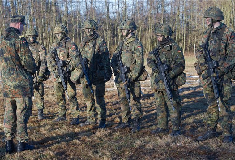 Soldaten in der Grundausbildung: Sol die Wehrpflicht wieder eingeführt wreden?