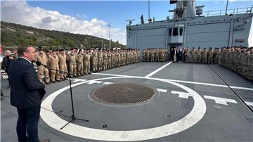 Soldaten sind beim Besuch von Boris Pistorius (SPD, v) an Bord der Fregatte „Hessen“ im Souda Bay, Kreta angetreten.