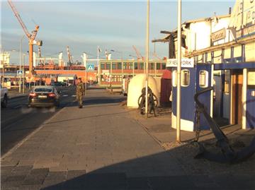 Soldaten sind in der Kneipe mitten im Hafen sonst eher selten zu sehen.
