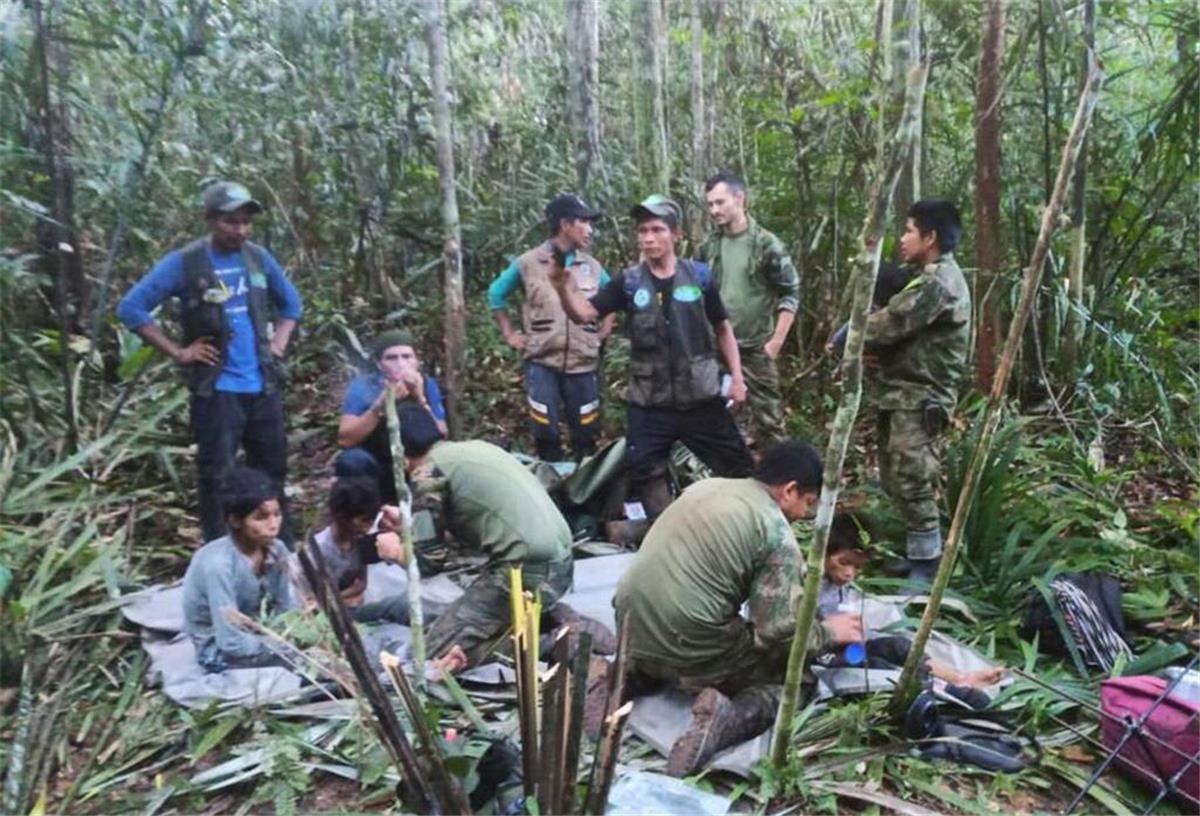 Wunder im Amazonas: Kinder nach Flugzeugabsturz gerettet Soldaten und indigene Männer kümmern sich um die vier Geschwister.
