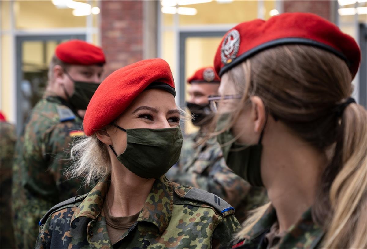 Corona: Soldaten helfen in deutschen Gesundheitsämtern Soldatinnen und Soldaten nehmen unter anderem Abstriche und helfen bei der Nachverfolgung von Infektionen.