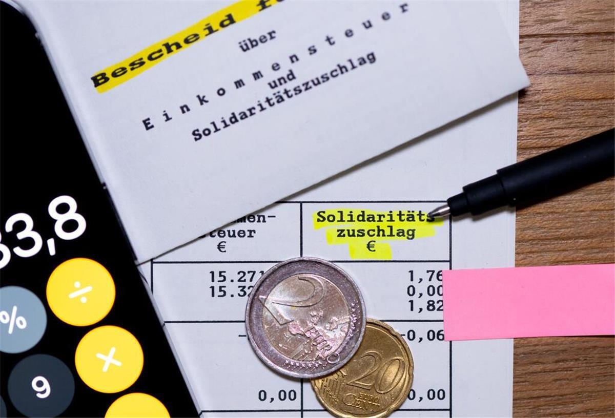 Kein Aus für den Soli: Bundesverfassungsgericht lässt Abgabe weiter zu
Enttäuschung in Karlsruhe: Der Soli belastet weiterhin vor allem Gutverdienende. Ein Freibrief für die Politik ist das Urteil jedoch nicht.