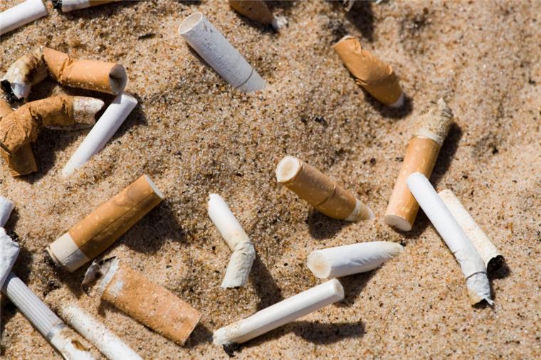 Sollen Zigaretten am Strand verboten werden? Das zumindest fordert der NABU Schlewsig-Holstein.