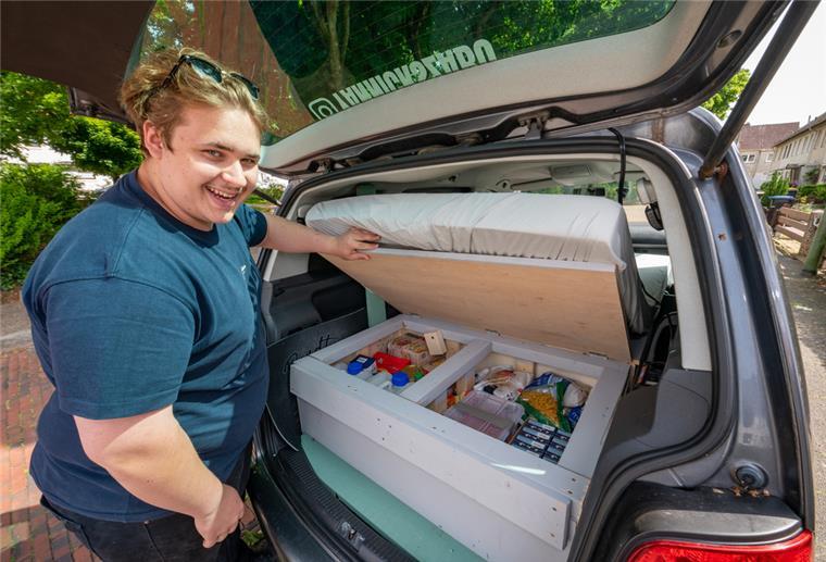 Sollte reichen: Yannick Szabó hat seinen umgebauten VW Touran mit vielen Vorräten beladen. Am Mittwoch startete er seine zweimonatige Skandinavien-Tour.
