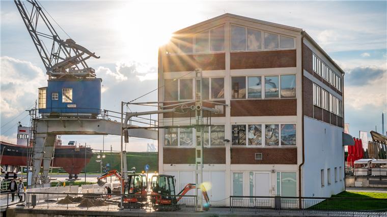 Sollte sich am Alten Hafen tatsächlich wieder eine Gastwirtschaft mit Brauerei etablieren, dürfte das viele Bremerhavener an gute alte Zeiten erinnern. Bei dem Gebäude handelt es sich um den ehemaligen Speicher von Segelken & Zachar.