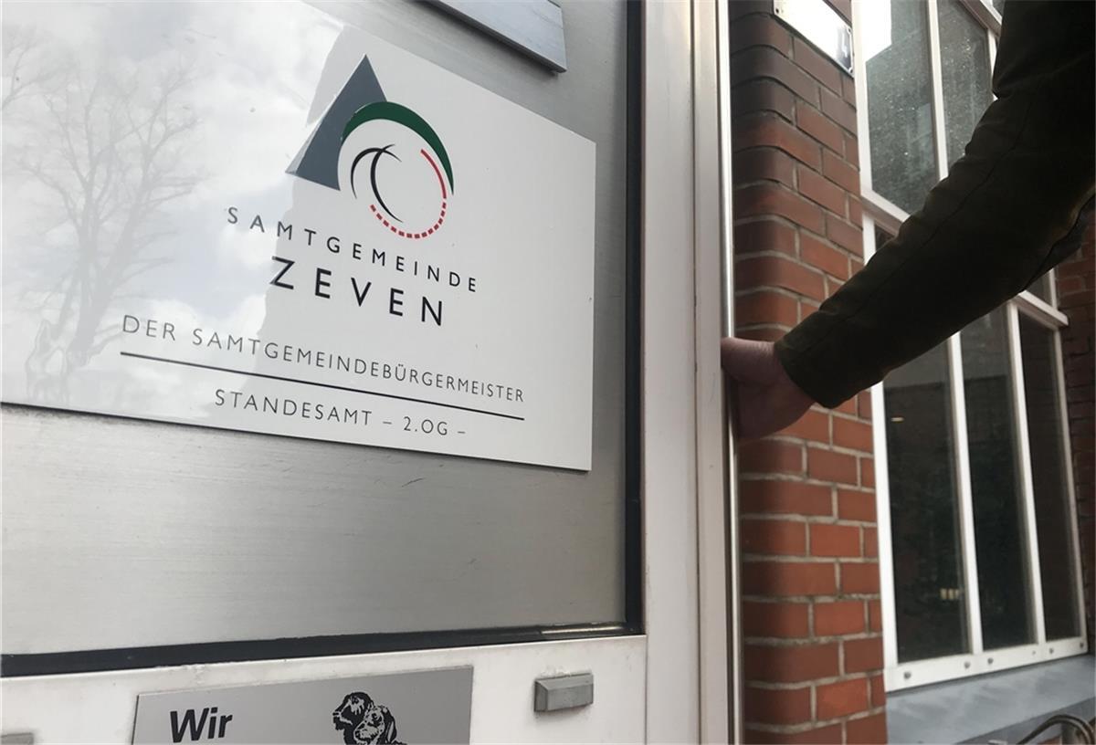 Sollten keine zwingenden Gründe vorliegen, so sollten Bürger vom Betreten des Zevener Rathauses absehen. Darum bittet Samtgemeindebürgermeister Henning Fricke. Die Kontaktaufnahme möge telefonisch oder per E-Mail erfolgen.