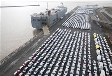 Der Hafen in Emden mit Autoumschlag. Zu sehen sind viele Autos und ein großer Autofrachter an der Kaje.