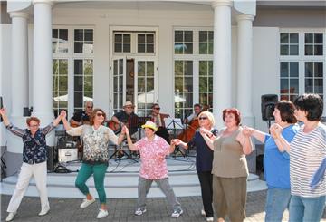 Sommerfest 2019: Die liberale Menorah-Gemeinde hat dazu in den Garten der Villa Schocken in Bremerhaven eingeladen, an die 100 Gäste feierten mit Tanz und Gesang, es begleitete das Blancke-Trio.
