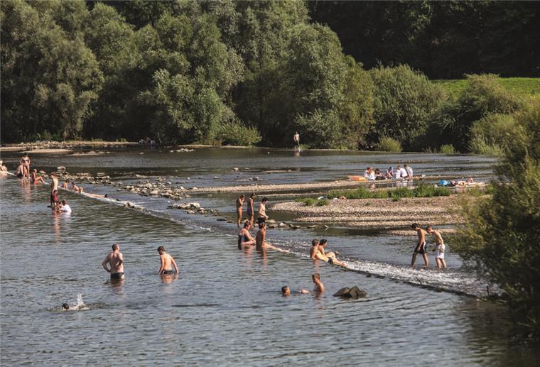 Menschen im Badesee