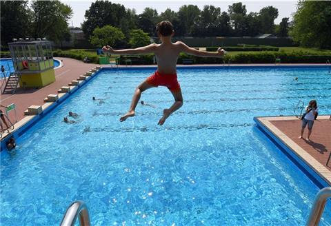 Sommerwetter im Freibad.