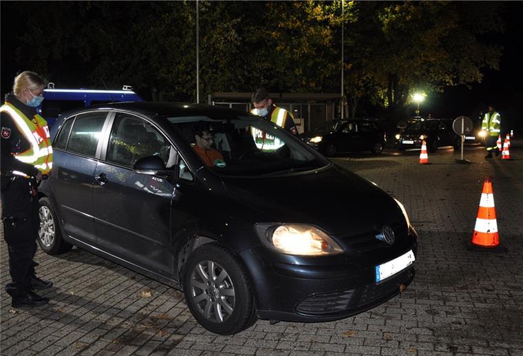 Brake: Beamten stellen Straftaten und Verstöße fest Sonderkontrolle mit dem Schwerpunkt Alkohol- und Drogenbeeinflussung: Rund 300 Fahrzeuge und deren Fahrer nahm die Polizei auf dem Gelände der Straßenmeisterei unter die Lupe.