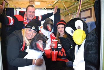 Sonderzugfahrten sind immer Feiertage für die Pinguins-Fans.