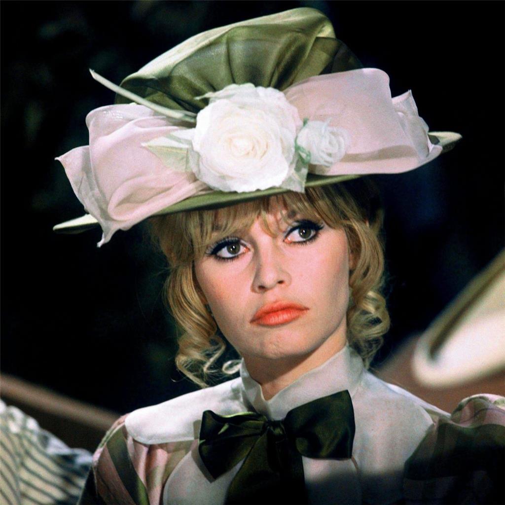 Songdebüt für B.B.: Dem &quot;Playboy&quot; sagte Dylan 1978, sein allererstes selbst geschriebenes Lied sei für Brigitte Bardot gewesen, eine der verführerischsten Schauspielerinnen der 50er und 60er Jahre. &quot;Ich erinnere mich kaum noch daran. Es hatte nur einen Akkord. Ich trage es im Herzen.&quot;