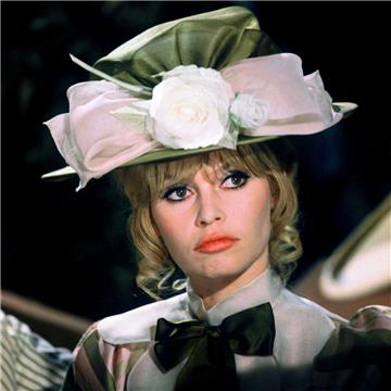 Songdebüt für B.B.: Dem &quot;Playboy&quot; sagte Dylan 1978, sein allererstes selbst geschriebenes Lied sei für Brigitte Bardot gewesen, eine der verführerischsten Schauspielerinnen der 50er und 60er Jahre. &quot;Ich erinnere mich kaum noch daran. Es hatte nur einen Akkord. Ich trage es im Herzen.&quot;