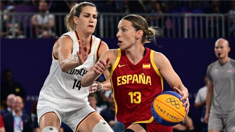 Olympiasieg und Umarmung mit Nowitzki: Gold für 3x3-Damen Sonja Greinacher (l) im Finale gegen die Spanierin Sandra Ygueravide