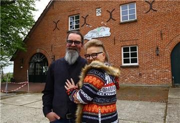 Sonja und Gernot Bieber haben 2009 einen alten Resthof auf der historischen Wurt Isens gekauft. Jetzt eröffnen sie hier die zum Café ausgebaute Scheune für Gäste.